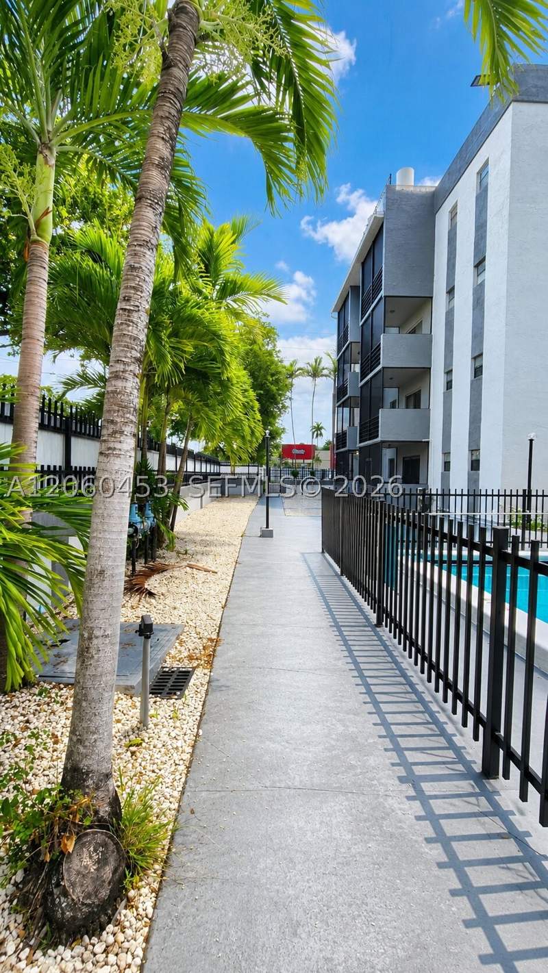 1 bedroom Condominium at 13500 NE 3rd Ct 416, BROOKVIEW CONDO, North Miami — photo 3