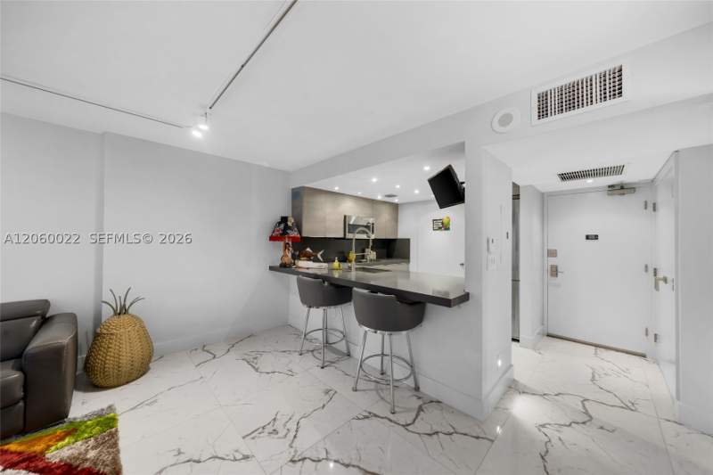 1 bedroom Condominium at 465 Ocean Dr 303, Royal Atlantic Condo, Miami Beach — photo 4