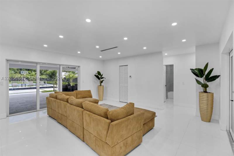 5 bedroom SingleFamilyResidence at 15230 NE 2nd Ave, Bisc Gardens Sec A, Miami — photo 4
