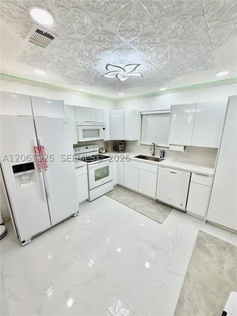 8408 SW 208th Ter, Cutler Bay FL - photo 7 of 30