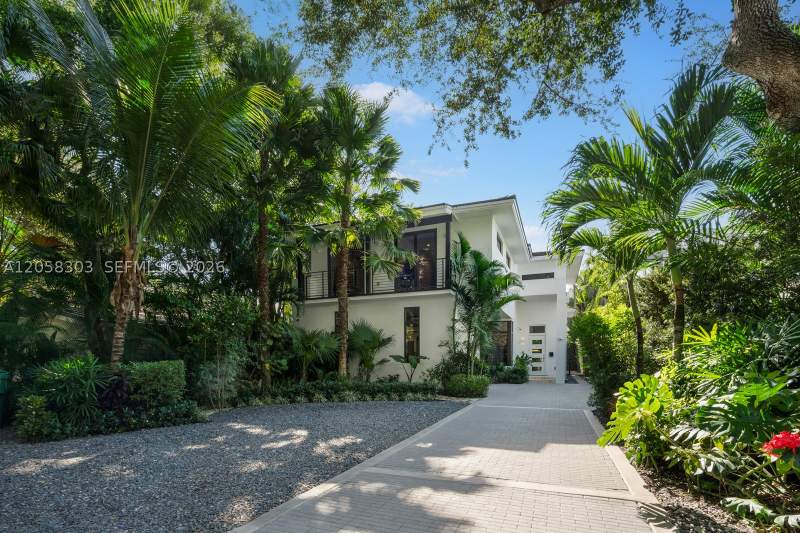 4 bedroom SingleFamilyResidence at 3630 Avocado Ave, Coco Gve Pk 2 Amd, Miami — photo 2
