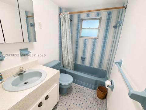 220 Kings Point Dr 211, Sunny Isles Beach FL - photo 10 of 24