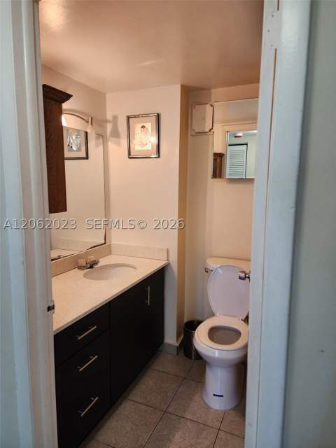 250 180th Dr 301, Sunny Isles Beach FL - photo 6 of 8