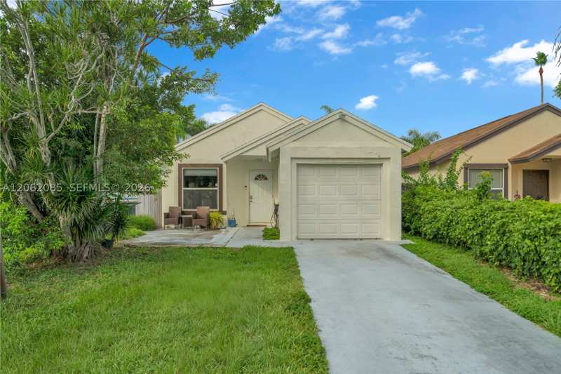 3 bedroom SingleFamilyResidence at 949 SW 7th Pl, Villas Of Palm Bay, Florida City — photo 1
