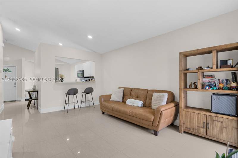 3 bedroom SingleFamilyResidence at 949 SW 7th Pl, Villas Of Palm Bay, Florida City — photo 2