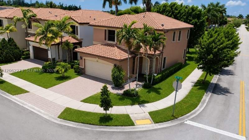 3 bedroom SingleFamilyResidence at 8890 W 33rd Ave, Bellagio, Hialeah — photo 2