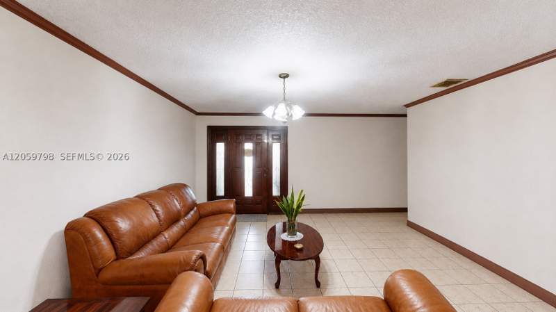 3 bedroom SingleFamilyResidence at 1000 SW 136th Pl, Tamiami Lakes Sec 4, Miami — photo 3