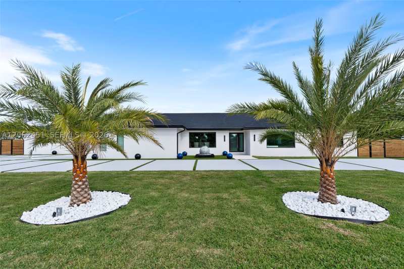 6 bedroom SingleFamilyResidence at 12425 SW 226th St, Tripletts Addn To Goulds, Miami — photo 1