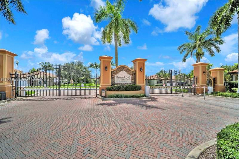 6 bedroom SingleFamilyResidence at 2190 SE 2nd St, Ventanas At Homestead, Homestead — photo 2