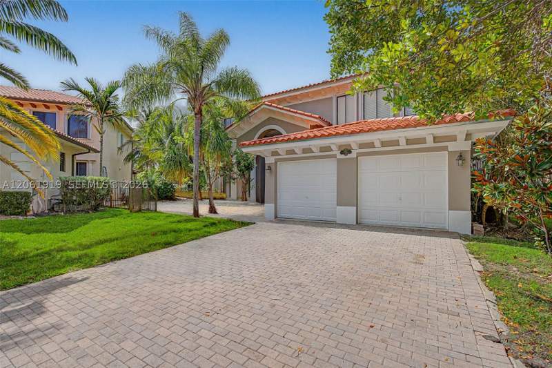 5 bedroom SingleFamilyResidence at 7926 SW 195th Ter, Cutler Cay, Cutler Bay — photo 2