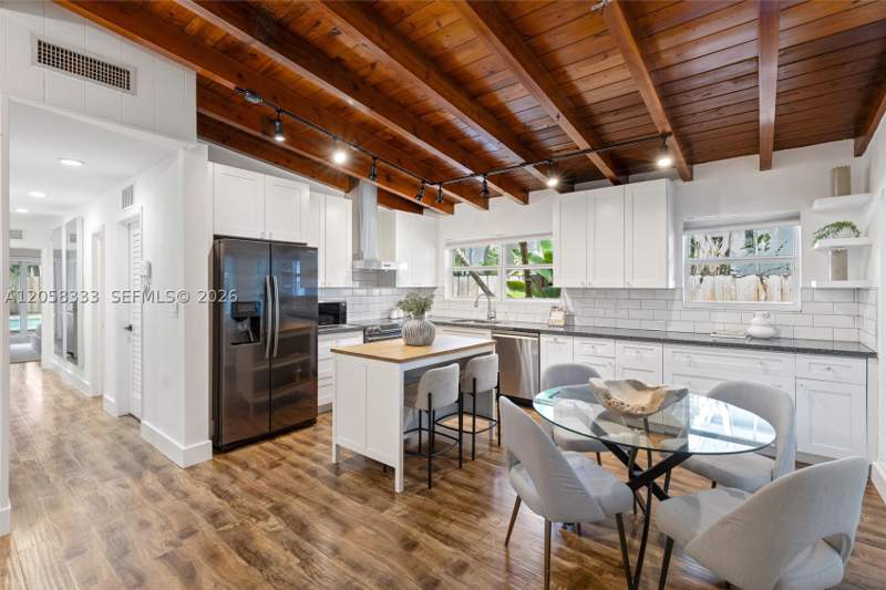 4 bedroom SingleFamilyResidence at 3700 Loquat Ave, Douglas Circle, Miami — photo 5
