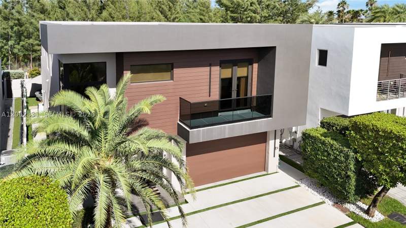 5 bedroom SingleFamilyResidence at 7447 NW 97th Ct, Doral Commons Residential, Doral — photo 4