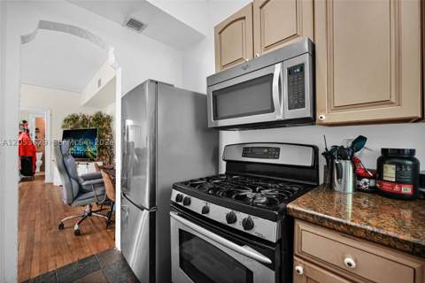 900 16th St 104, Miami Beach FL - photo 16 of 30