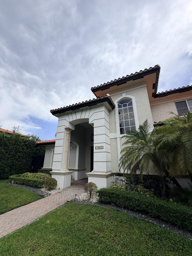 4 bedroom SingleFamilyResidence at 7952 NW 161st Terrace, Silvercrest Lake Estates, Miami Lakes — photo 2