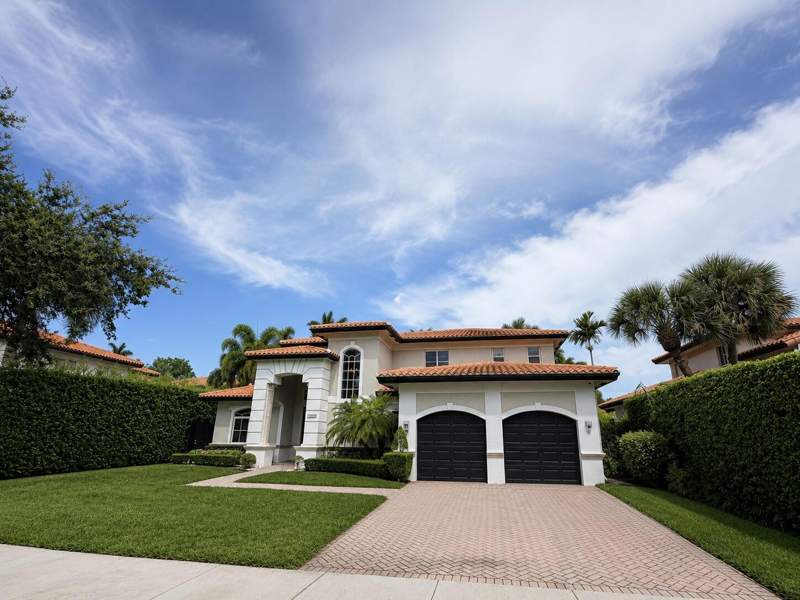 4 bedroom SingleFamilyResidence at 7952 NW 161st Terrace, Silvercrest Lake Estates, Miami Lakes — photo 3