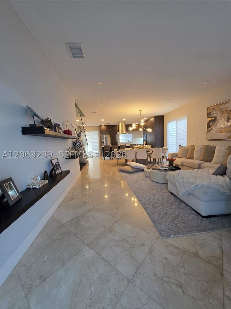 5 bedroom SingleFamilyResidence at 10797 NW 73rd Ter, Doral Isles St Croix, Doral — photo 3