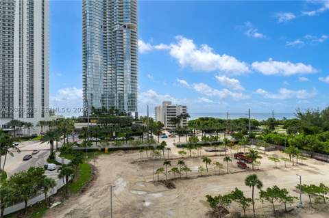 100 Bayview Dr 709, Sunny Isles Beach FL - photo 13 of 29