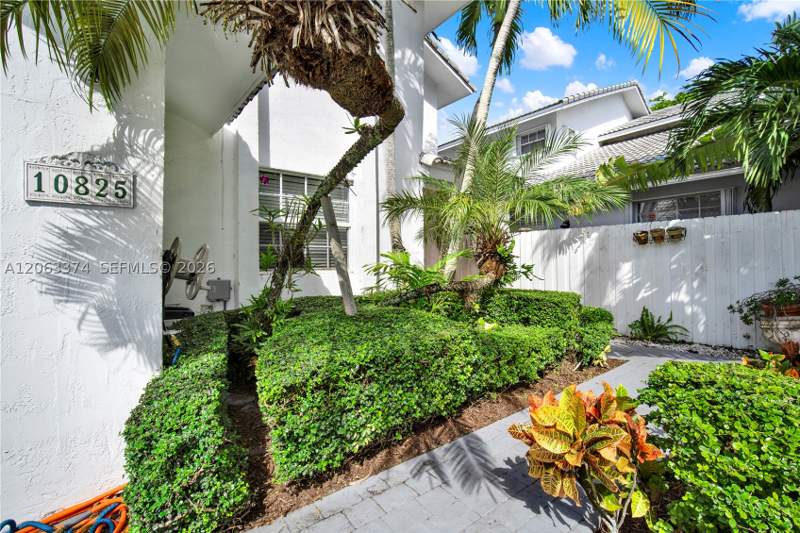 4 bedroom SingleFamilyResidence at 10825 SW 91st Ln, Kendall Grove Cluster Hom, Miami — photo 2
