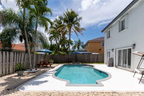 9002 SW 212th Ter, Cutler Bay FL - photo 12 of 13
