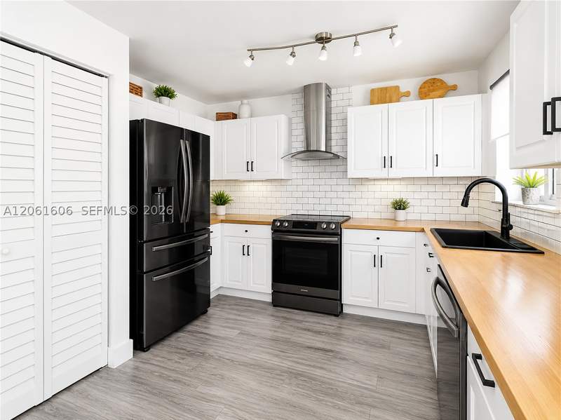4 bedroom SingleFamilyResidence at 9002 SW 212th Ter, Lakes By The Bay Sec 10, Cutler Bay — photo 2