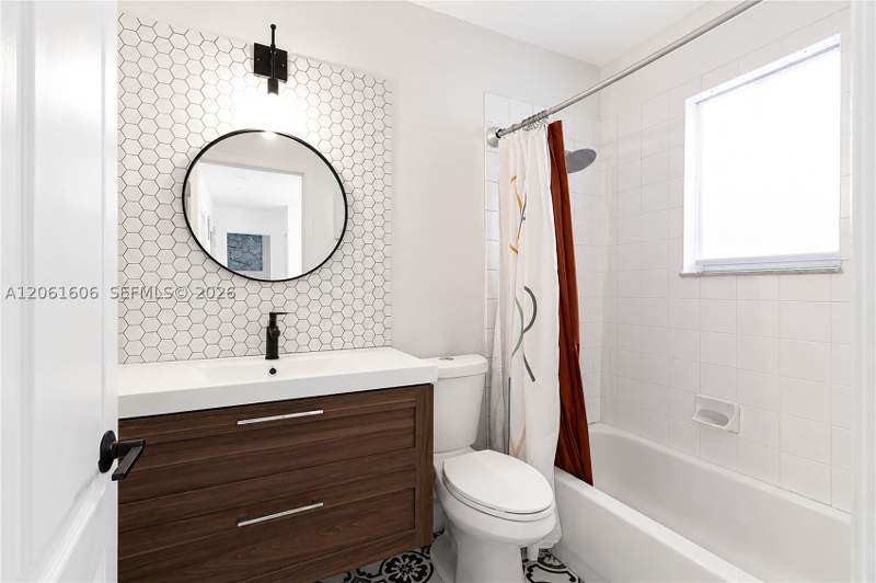 4 bedroom SingleFamilyResidence at 9002 SW 212th Ter, Lakes By The Bay Sec 10, Cutler Bay — photo 4