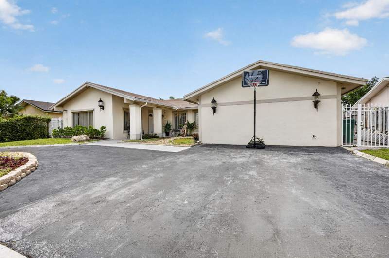 4 bedroom SingleFamilyResidence at 910 NE 205th Street, Sky Lake Homes, Miami — photo 4