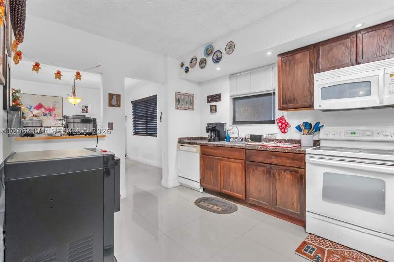 2 bedroom Condominium at 491 Ives Dairy Rd 202-5, Summertree Vilg Calif Cl, Miami — photo 5