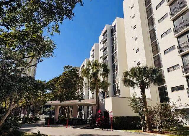 1 bedroom Condominium at 17011 N Bay Road 104, Plaza Of Americas Condo Pa, Sunny Isles Beach — photo 2