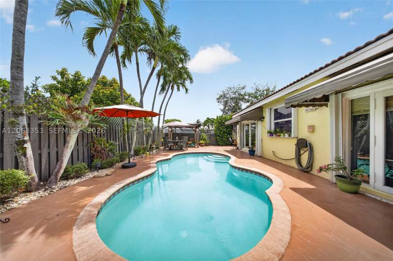 3 bedroom SingleFamilyResidence at 16437 SW 76th Ter, Continental Homes At Lago, Miami — photo 2