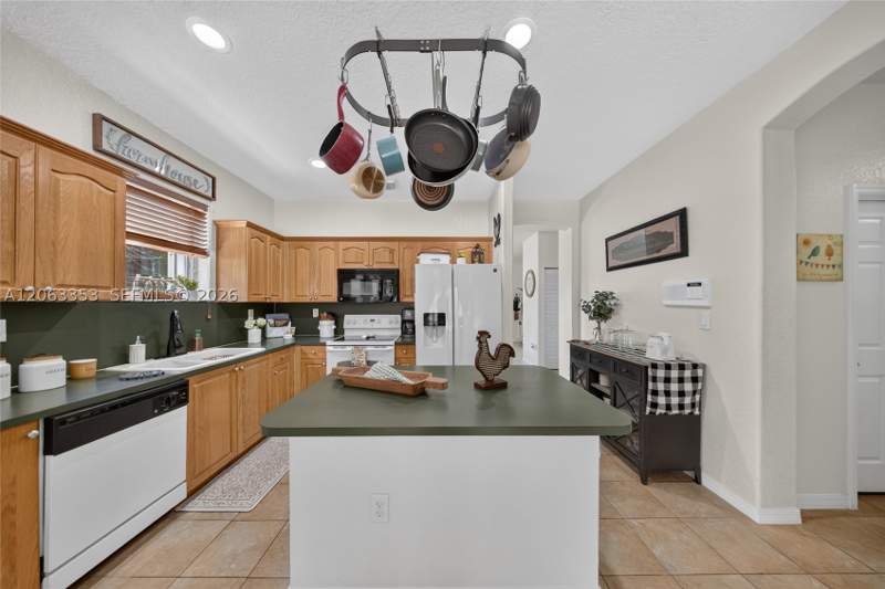 3 bedroom SingleFamilyResidence at 16437 SW 76th Ter, Continental Homes At Lago, Miami — photo 3
