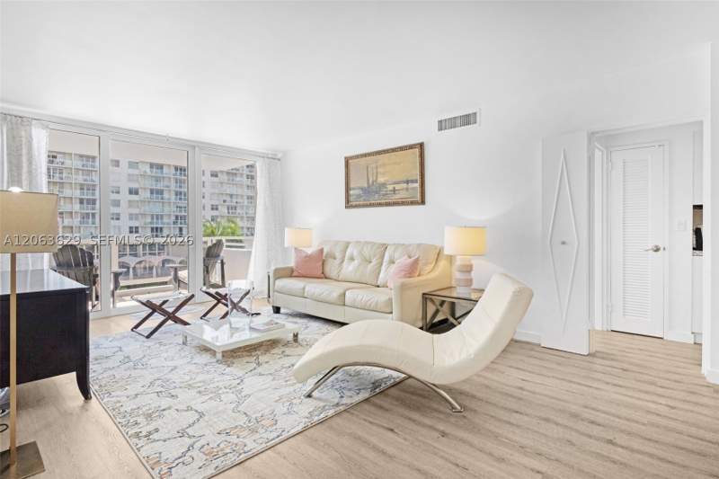 2 bedroom Condominium at 5700 Collins Ave 4C, Seacoast 5700 Condo, Miami Beach — photo 5