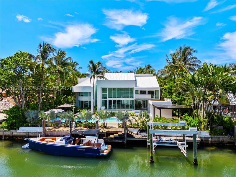 4 bedroom SingleFamilyResidence at 161 Cape Florida Drive, Cape Florida Sub Sec 3, Key Biscayne — photo 1