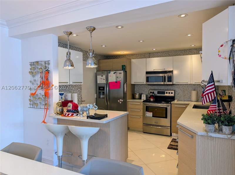 2 bedroom Condominium at 575 Crandon Blvd 706, Key Bisc Ambassador Condo, Key Biscayne — photo 4