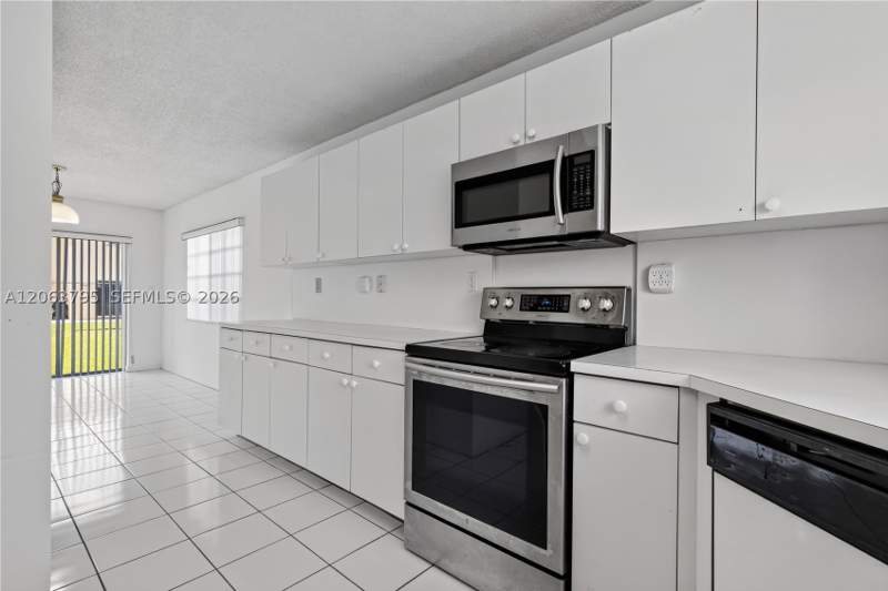 4 bedroom SingleFamilyResidence at 14156 SW 163rd Ter, Laguna Ponds Sec 2, Miami — photo 5