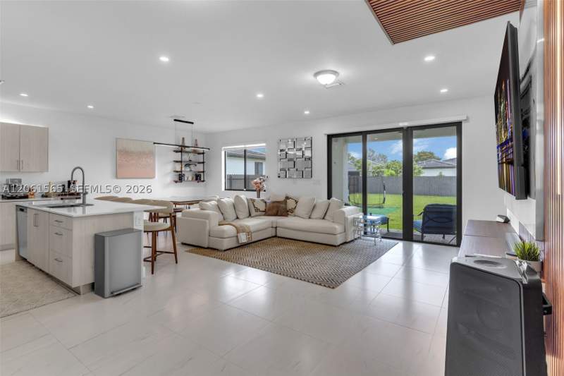 5 bedroom SingleFamilyResidence at 12933 SW 227th St, Venture Homes, Miami — photo 3