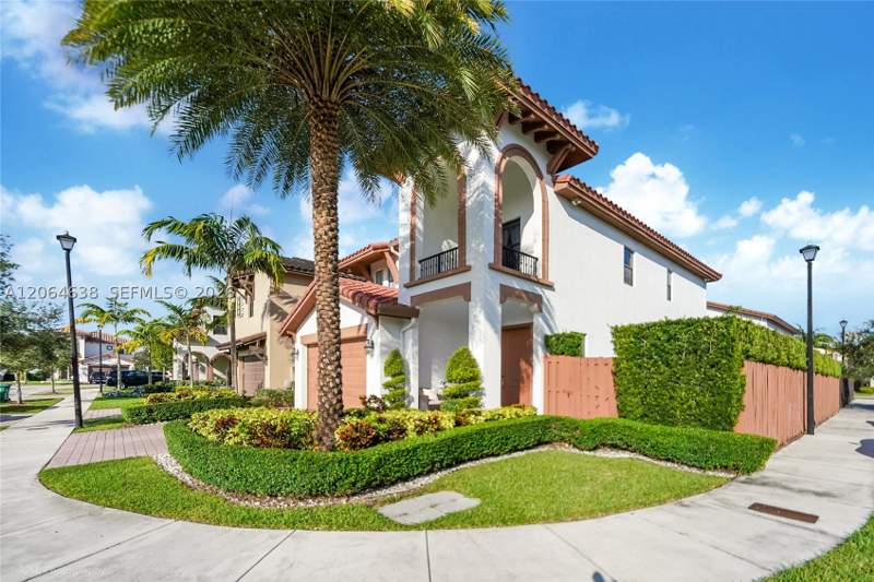 4 bedroom SingleFamilyResidence at 8723 NW 102nd Pl, Grand Bay North, Doral — photo 2