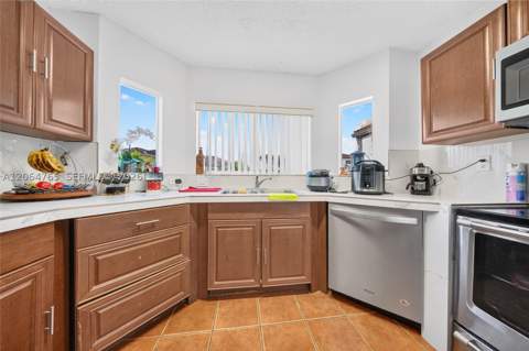 14137 SW 164th Ter, Miami FL - photo 14 of 35