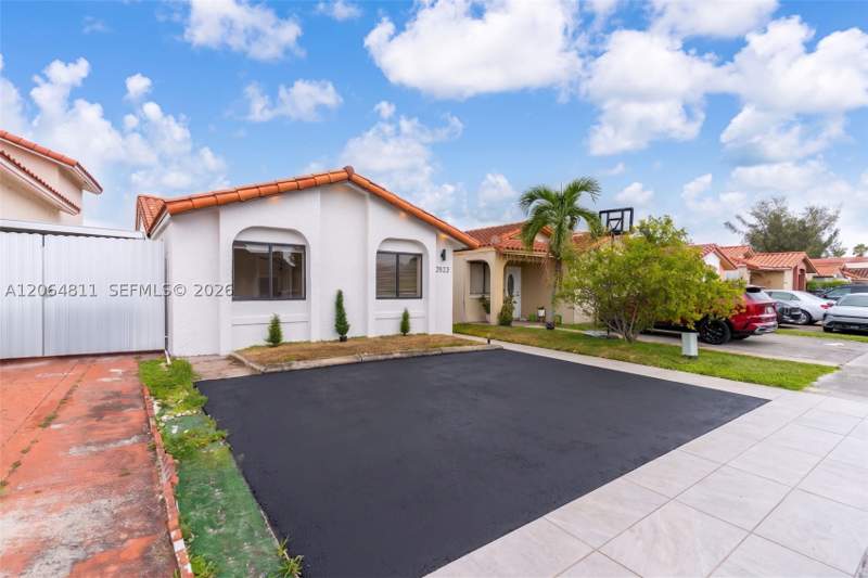 3 bedroom SingleFamilyResidence at 2523 W 65th St, El Prado By The Lake, Hialeah — photo 4