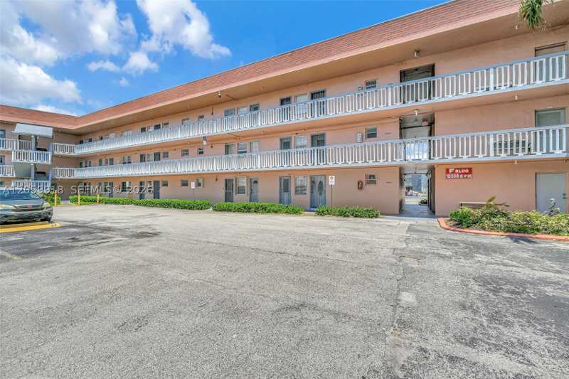1 bedroom Condominium at 18555 NE 14th Ave 502, Sixth Moorings Condo, Miami — photo 1