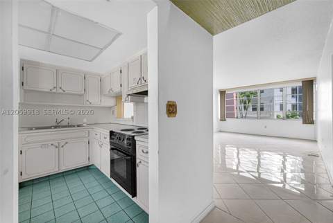 18555 NE 14th Ave 502, Miami FL - photo 13 of 43