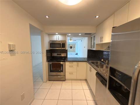 3675 N Country Club Dr 109, Aventura FL - photo 8 of 29
