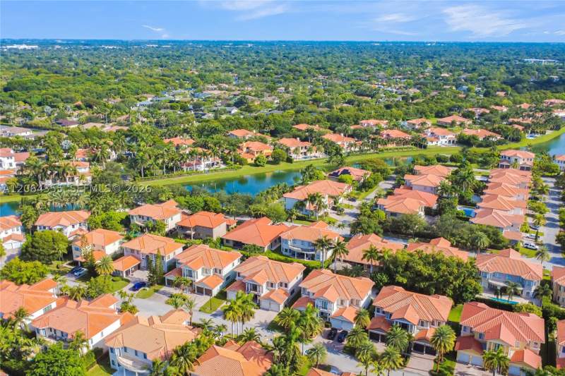 5 bedroom SingleFamilyResidence at 7965 SW 195th St, Cutler Cay, Cutler Bay — photo 4