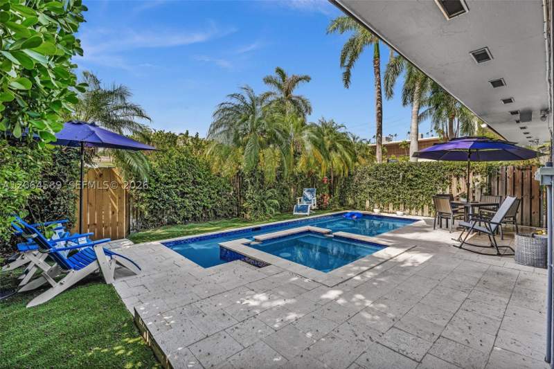 4 bedroom SingleFamilyResidence at 9450 E Broadview Dr, Bay Harbor Island, Bay Harbor Islands — photo 2