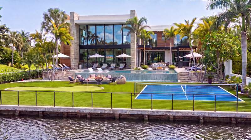 8 bedroom SingleFamilyResidence at 400 NW 87th St, Soars River Estates, El Portal — photo 2