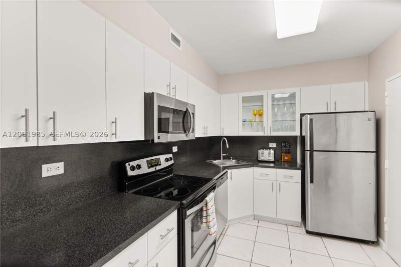 2 bedroom Condominium at 5601 Collins Ave 1216, The Pavilion Condo, Miami Beach — photo 2