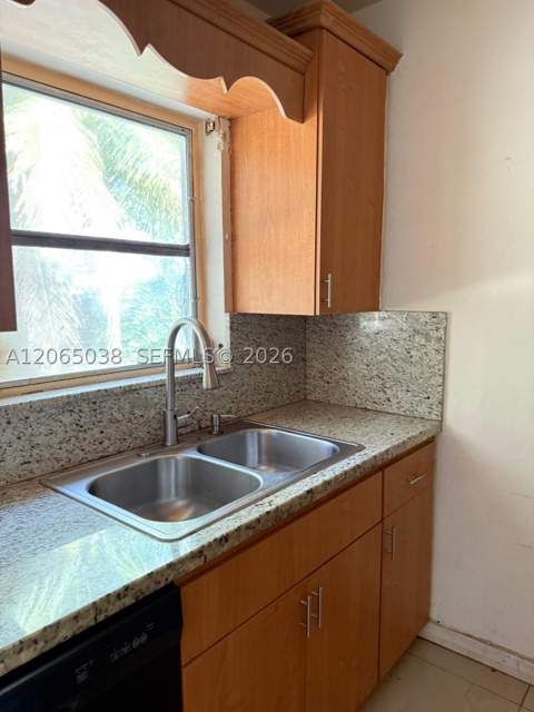 951 NE 157th Ter, North Miami Beach FL - photo 11 of 12