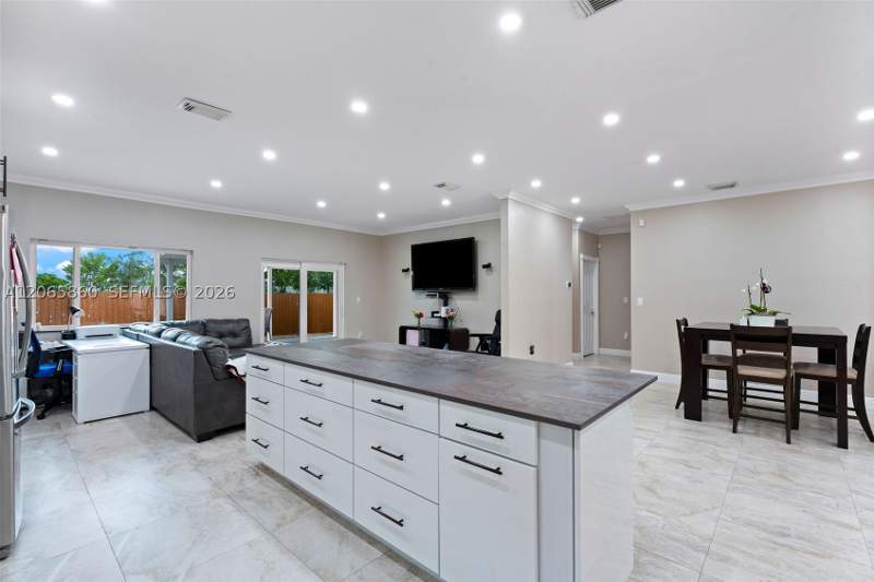 3 bedroom SingleFamilyResidence at 15717 SW 138th Ter, Milon Venture, Miami — photo 5