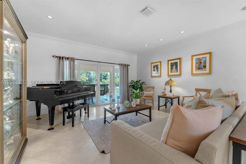 6 bedroom SingleFamilyResidence at 9735 SW 64th St, Subdivision Of, Miami — photo 4