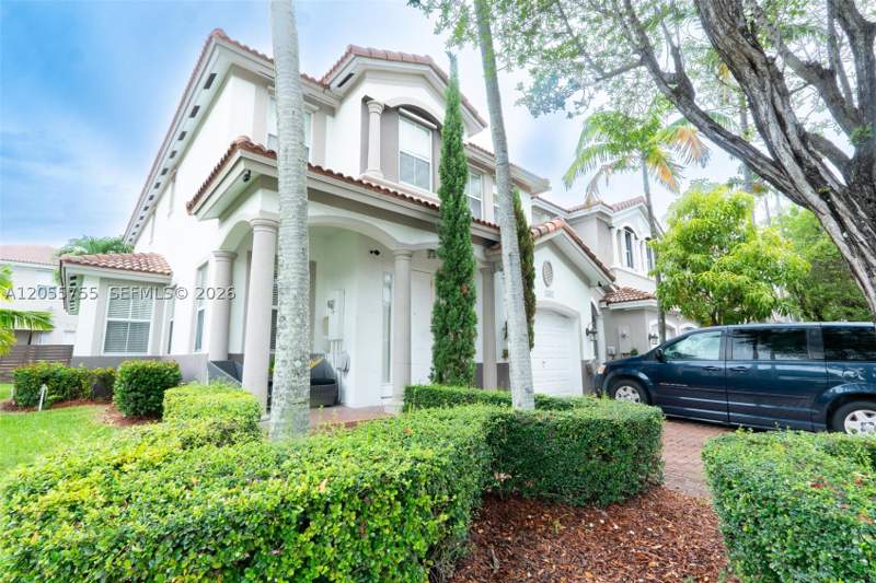 5 bedroom Townhouse at 8526 NW 108th Ave 8526, Islands At Doral, Doral — photo 2