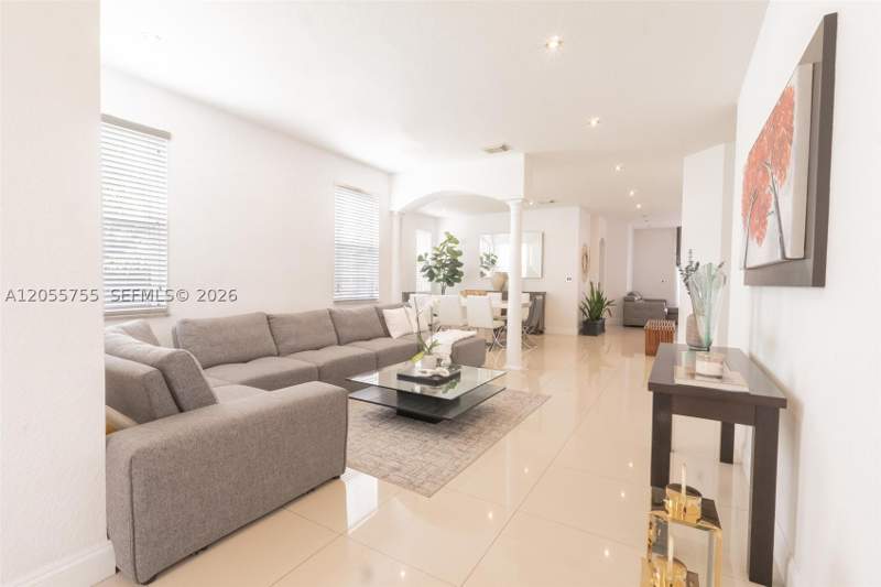 5 bedroom Townhouse at 8526 NW 108th Ave 8526, Islands At Doral, Doral — photo 3